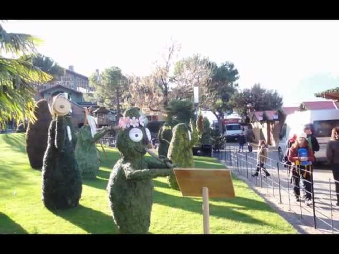 Barbapapa_sculptures_végétales.wmv